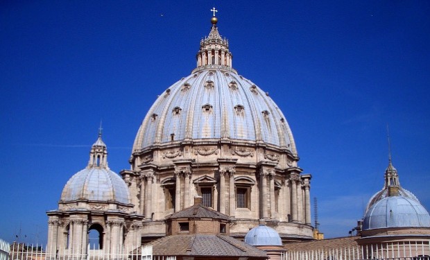 A testa bassa contro Francesco. Vaticano alle corde